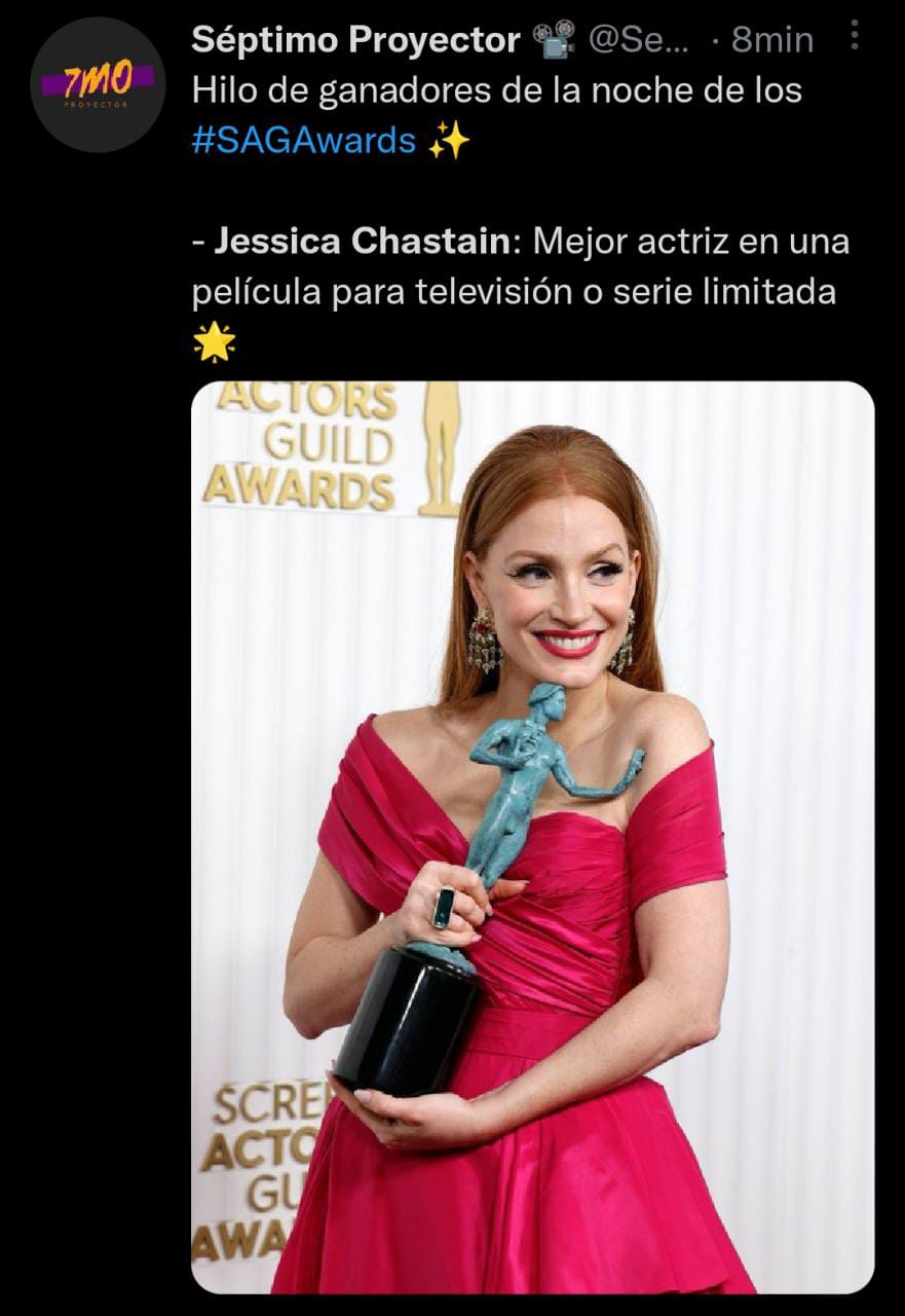 La actriz llegó al evento con un vestido en color rosa vibrante