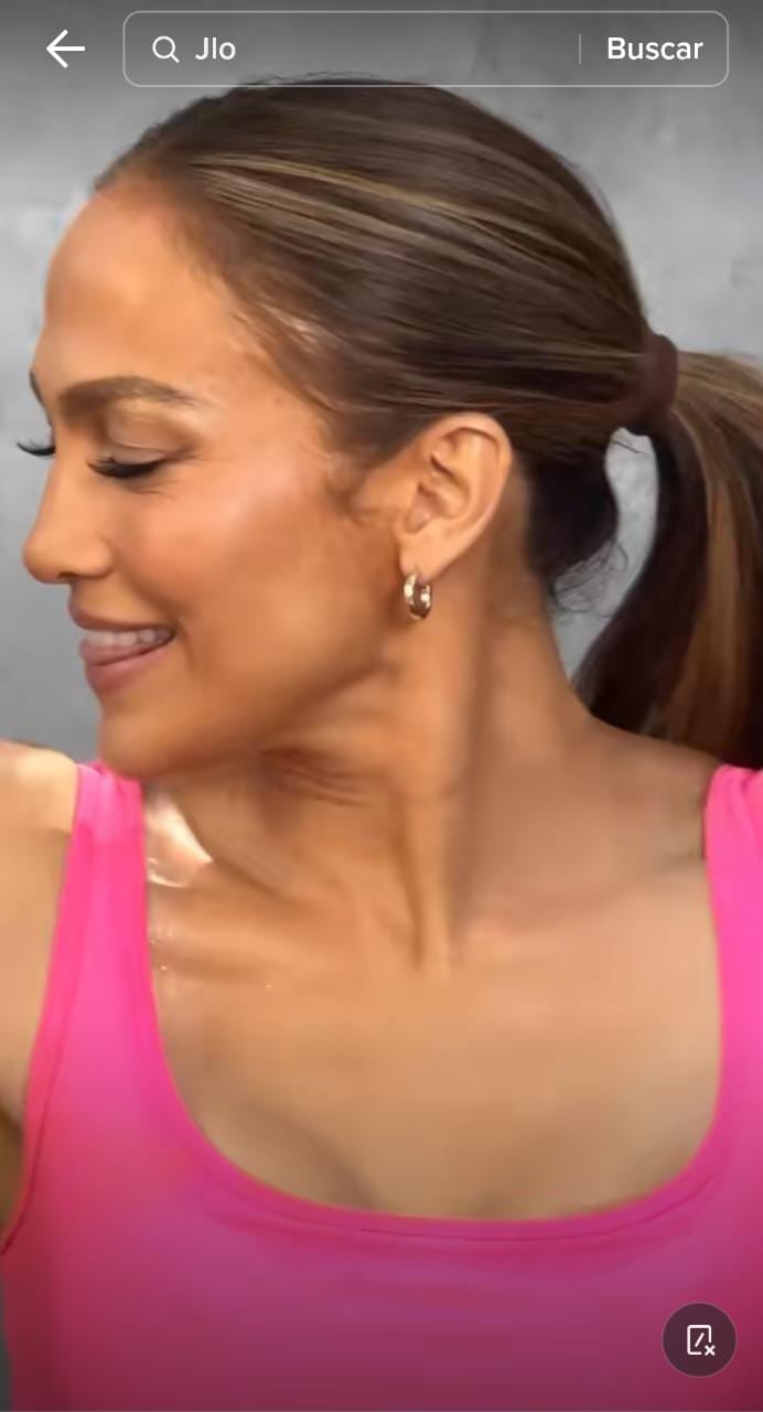 Por descuido Jennifer Lopez deja ver su cara con arrugas