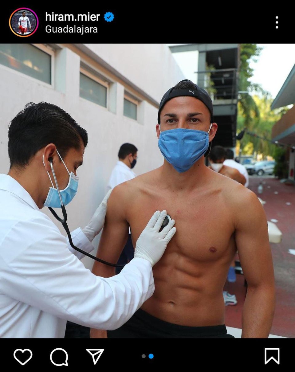El futbolista se dejó ver sin playera mientras se realizaba un chequeo médico