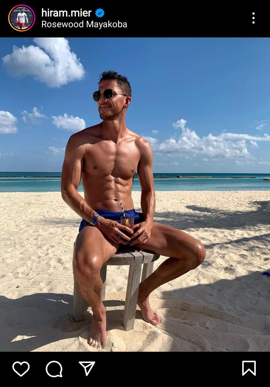 el futbolista no dudo en mostrar su torso en la playa