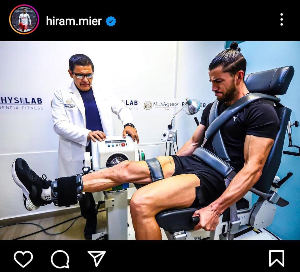 El futbolista no pierde la oportunidad de mostrar sus piernas torneadas