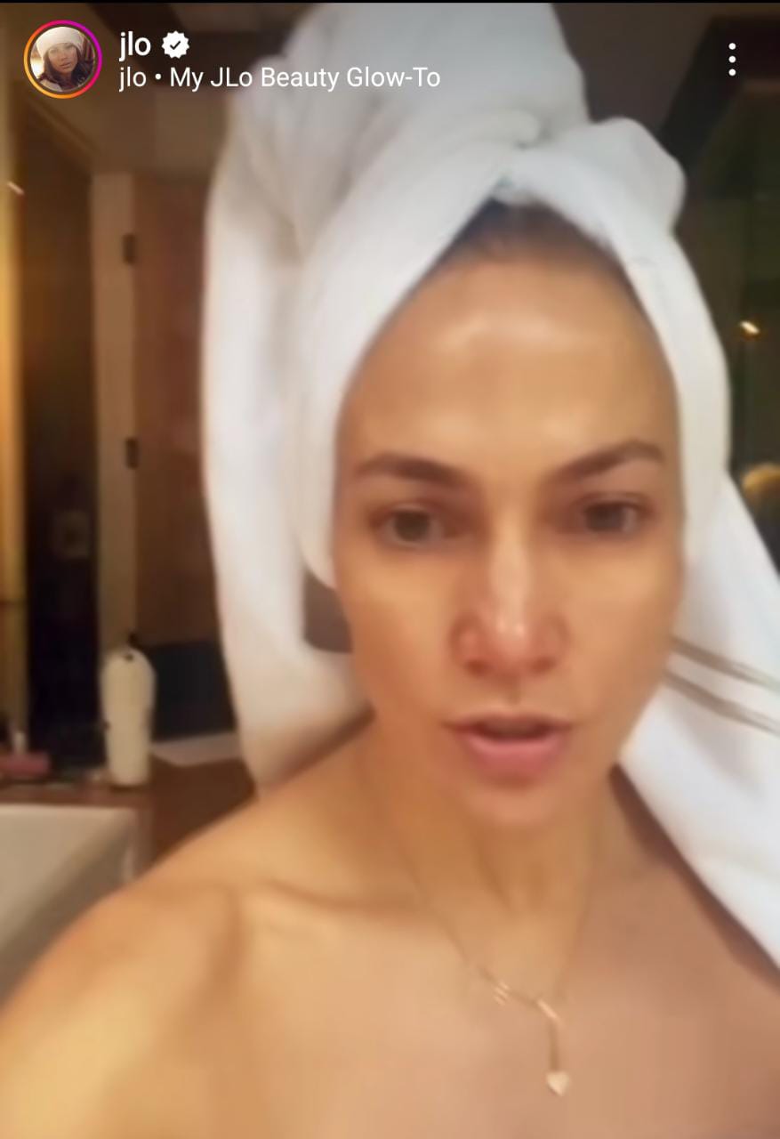 JLo aparece al natural con solo una toalla cubriendo su cuerpo