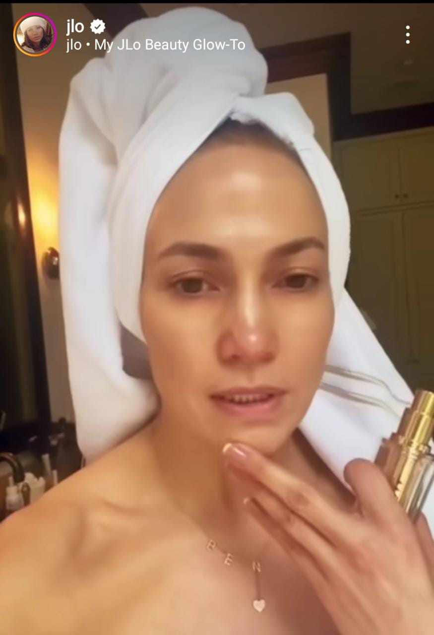 JLo aparece al natural con solo una toalla cubriendo su cuerpo y usando un collar que formaba el nombre de su esposo