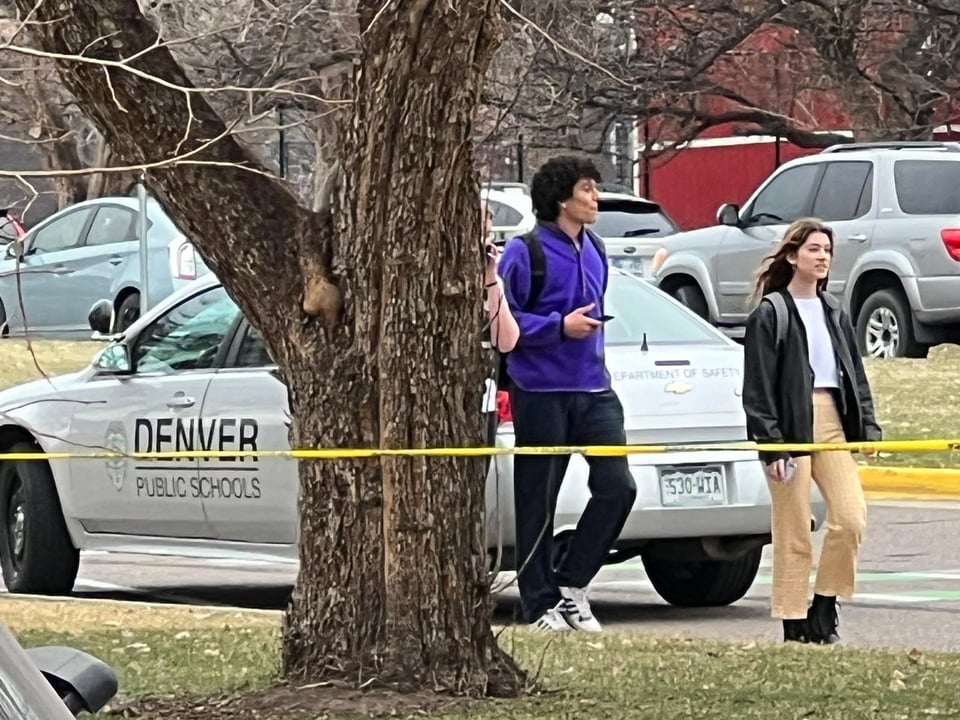 Dos miembros de la facultad recibieron disparos en Denver East High School