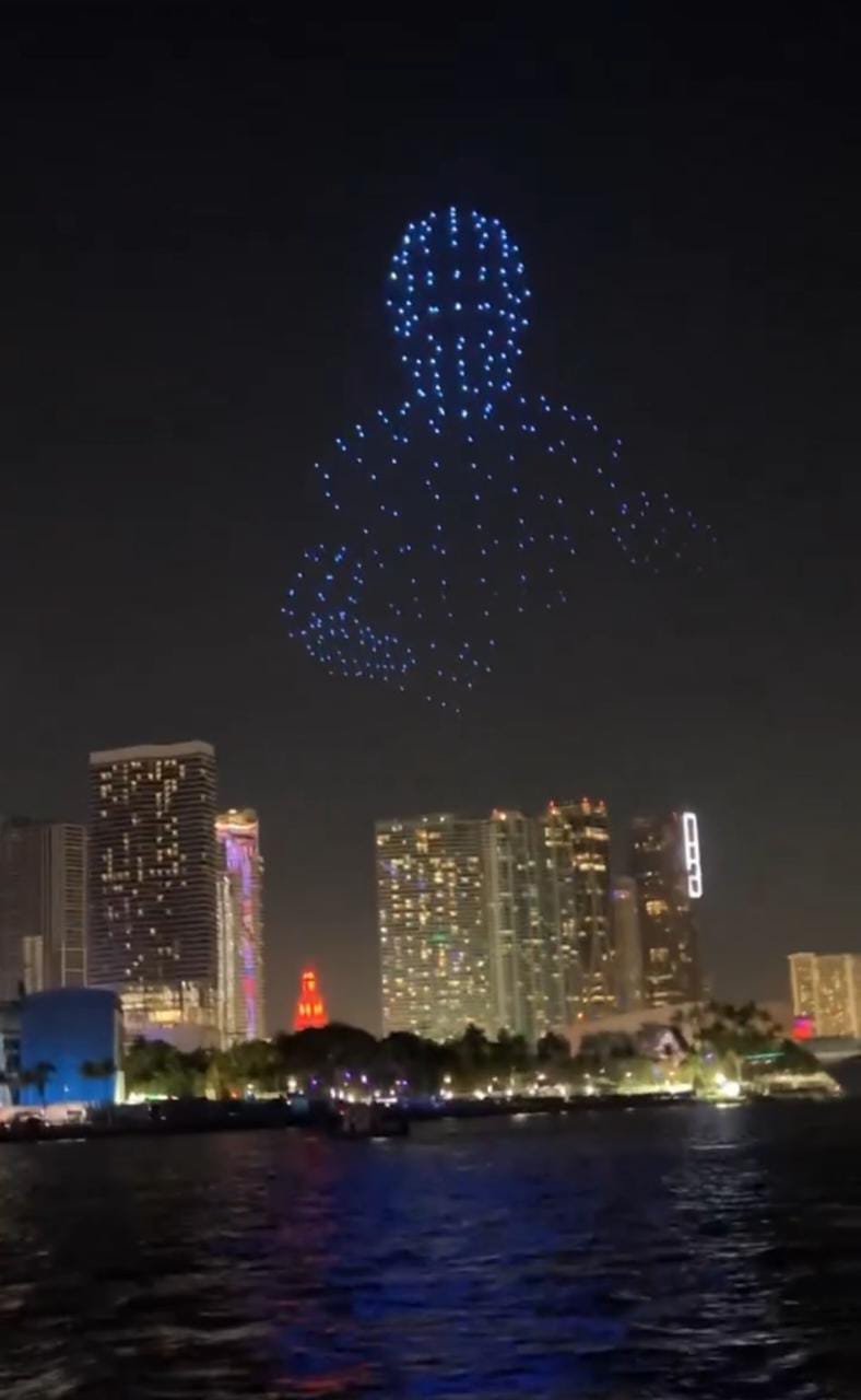 Aparecen luces en el cielo de Miami sorprendiendo a turistas con su espectáculo