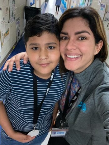 La madre del niño hispano se siente orgullosa