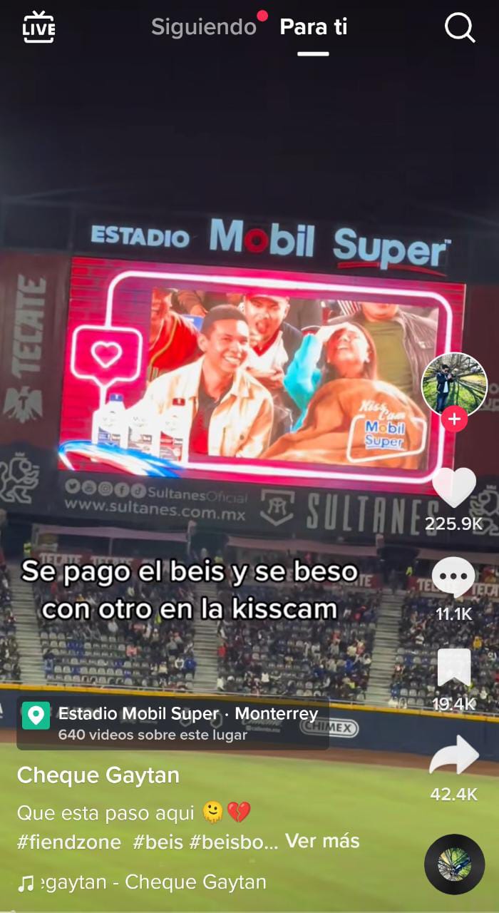 Mexicana pone el cuerno en pleno partido de béisbol y queda grabado