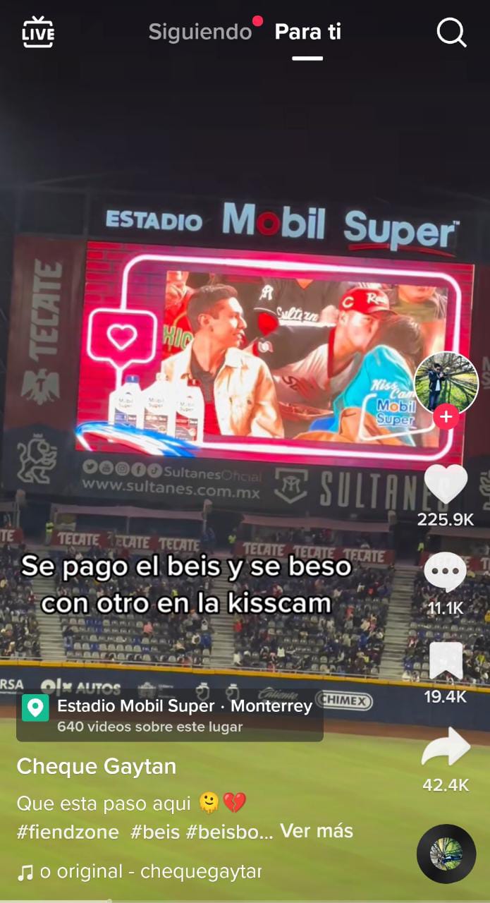 Se besa con otra persona frente a su acompañante