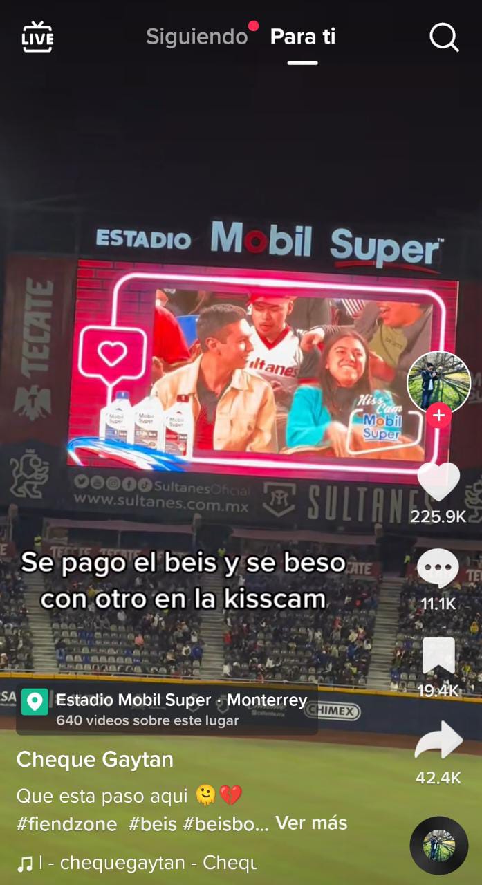 Usuarios reaccionan al beso en el estadio