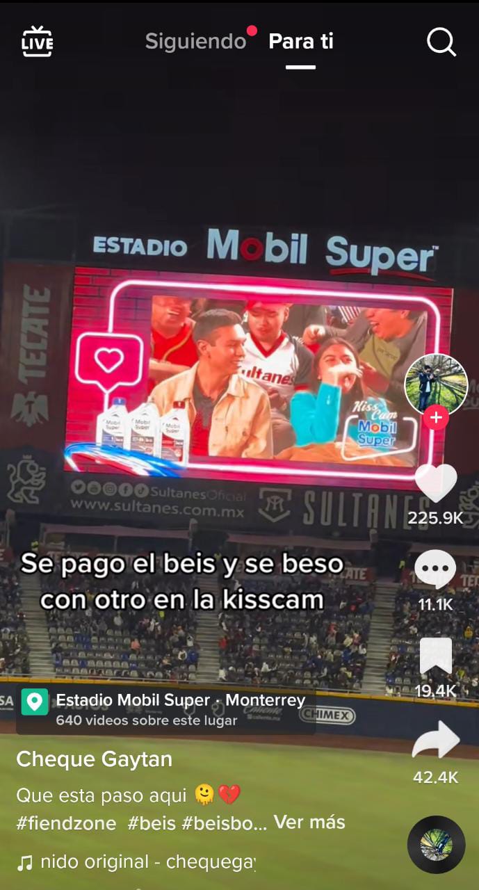 Mexicana pone el cuerno en pleno partido de béisbol