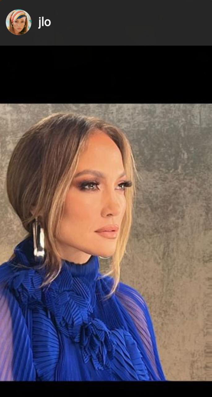 Jennifer López posa descaradamente en traje de baño