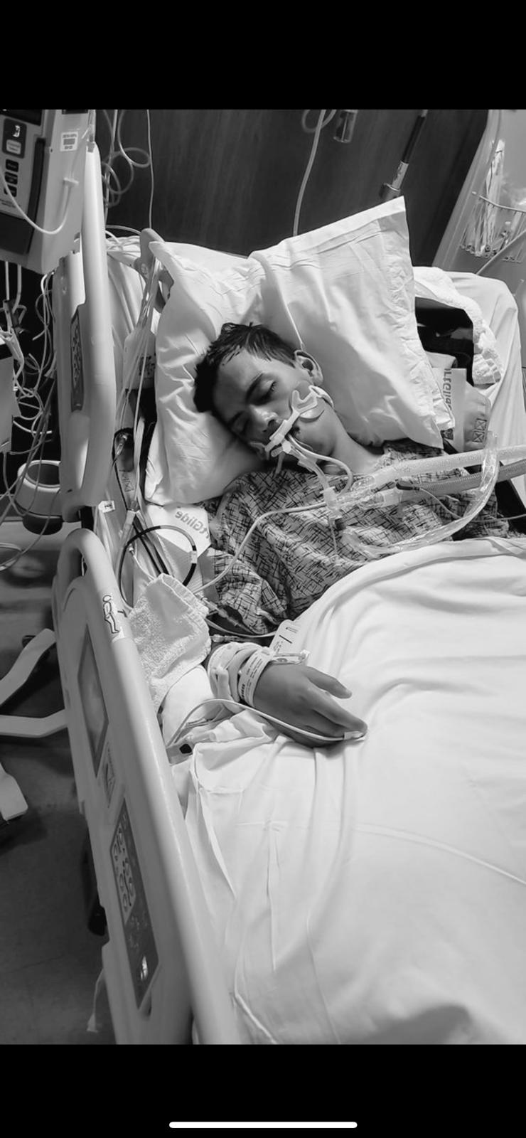 Familia de joven inmigrante al borde de la muerte piden ayuda tras cruzar la frontera