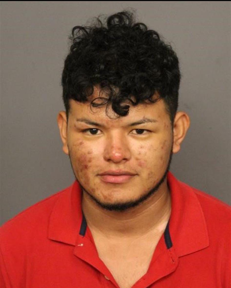 Dos latinos arrestados tras tiroteo: el crimen quedó grabado