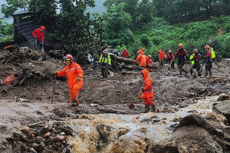 Lluvia torrencial deja múltiples muertos por derrumbes e inundaciones