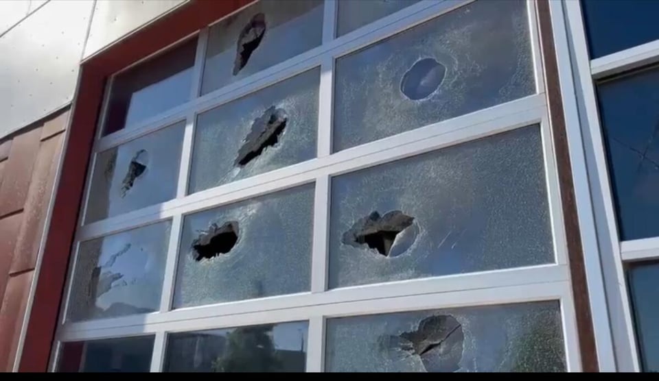 Atacan y vandalizan a organización pro inmigrante
