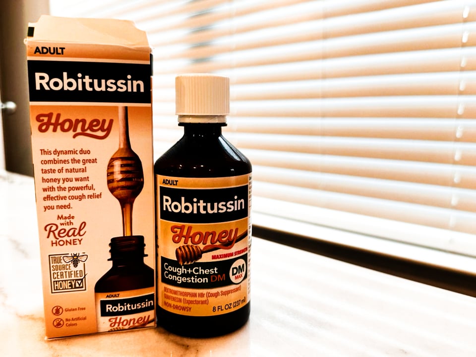 Anuncian retiro de lotes de Robitussin por contaminación microbiana featured image