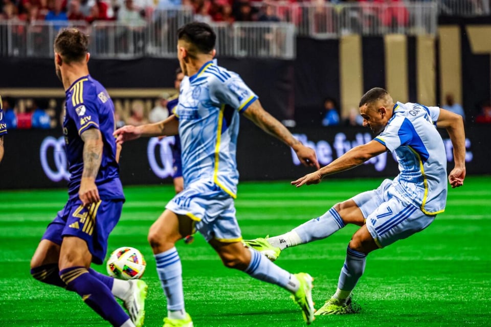 estrategia fútbol, Giakoumakis, Lobjanidze, defensa sólida, asistencias.