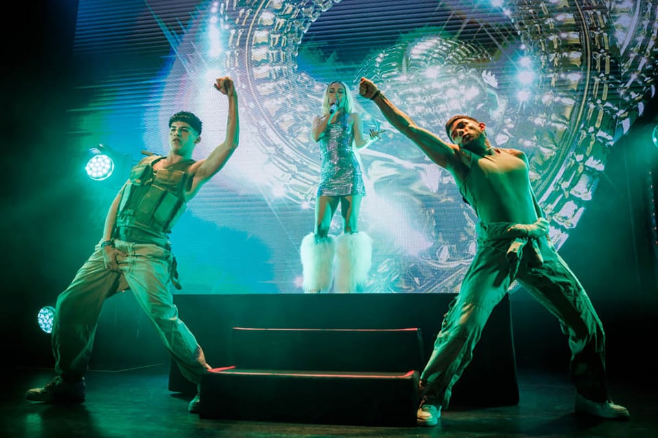 cantante, bailarines, escenario, concierto, español