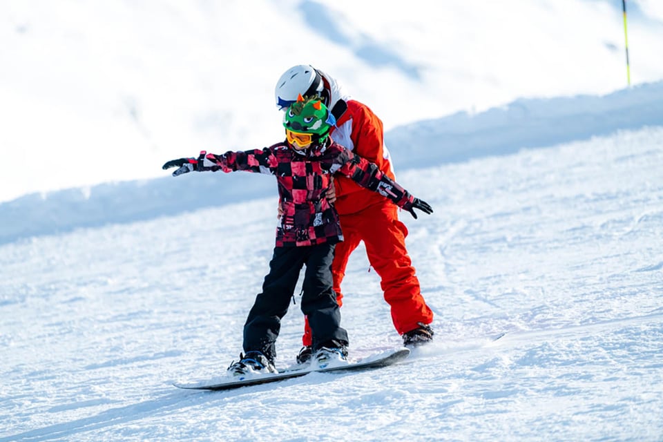 Deportes de invierno, snowboard, actividad, familia, vacaciones, practicar