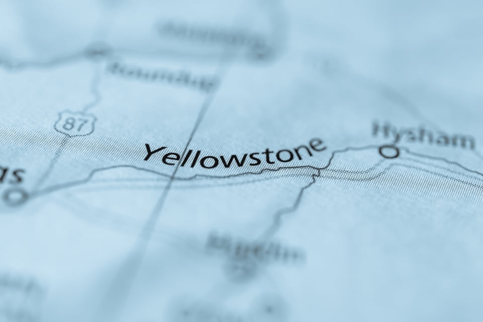 Se derrumba puente en Montana y cae tren con sustancias peligrosas a río Yellowstone featured image
