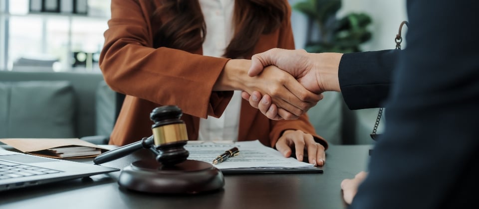 abogados, ayuda jurídica, práctica legal, mazo, MundoNOW