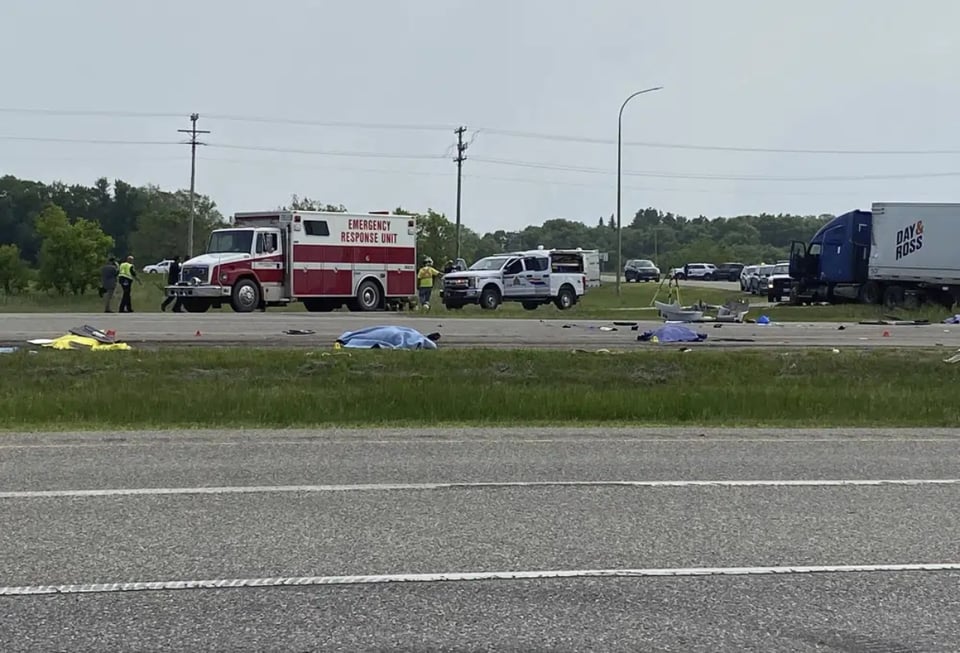 Reportan 15 personas sin vida tras choque de autobús en Canadá