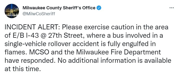 volcamiento incendio autopista muertos Milwaukee