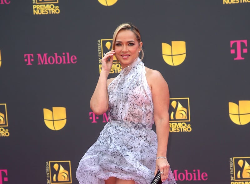 Adamari López, alfombra Magenta Premio Lo Nuestro, Televisa Univision, Celebridades, MundoNOW