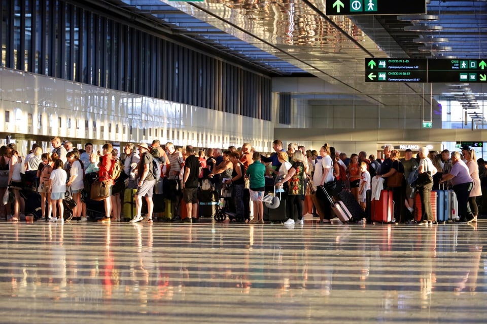 Aeropuerto Heathrow cierra por un incendio y deja en caos al tráfico aéreo mundial
