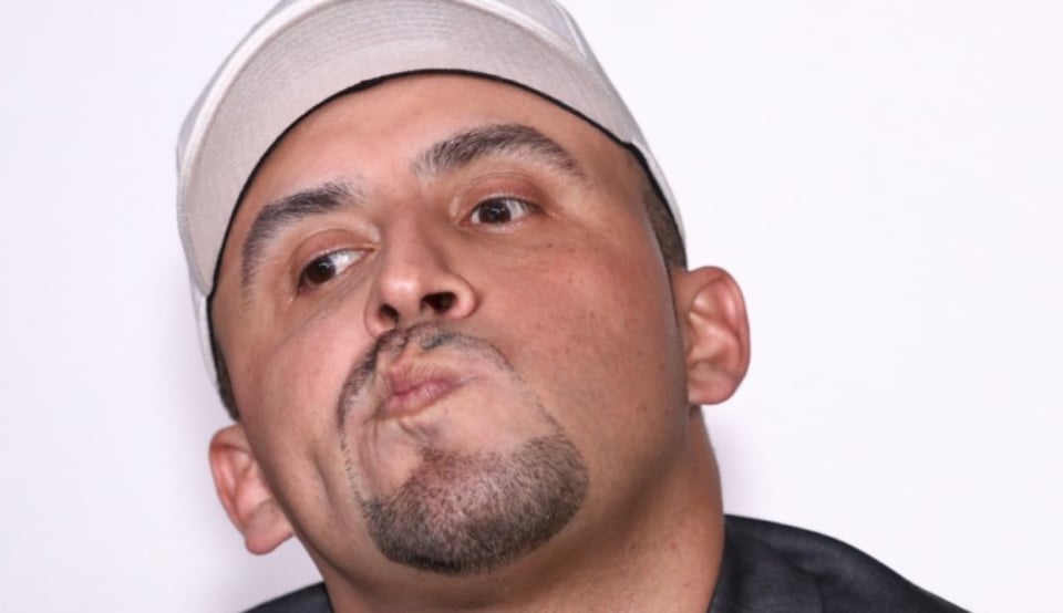 Juan Rivera aparece molesto afirmando que «lo volvieron a robar» y afirman que se trata de Lupillo Rivera