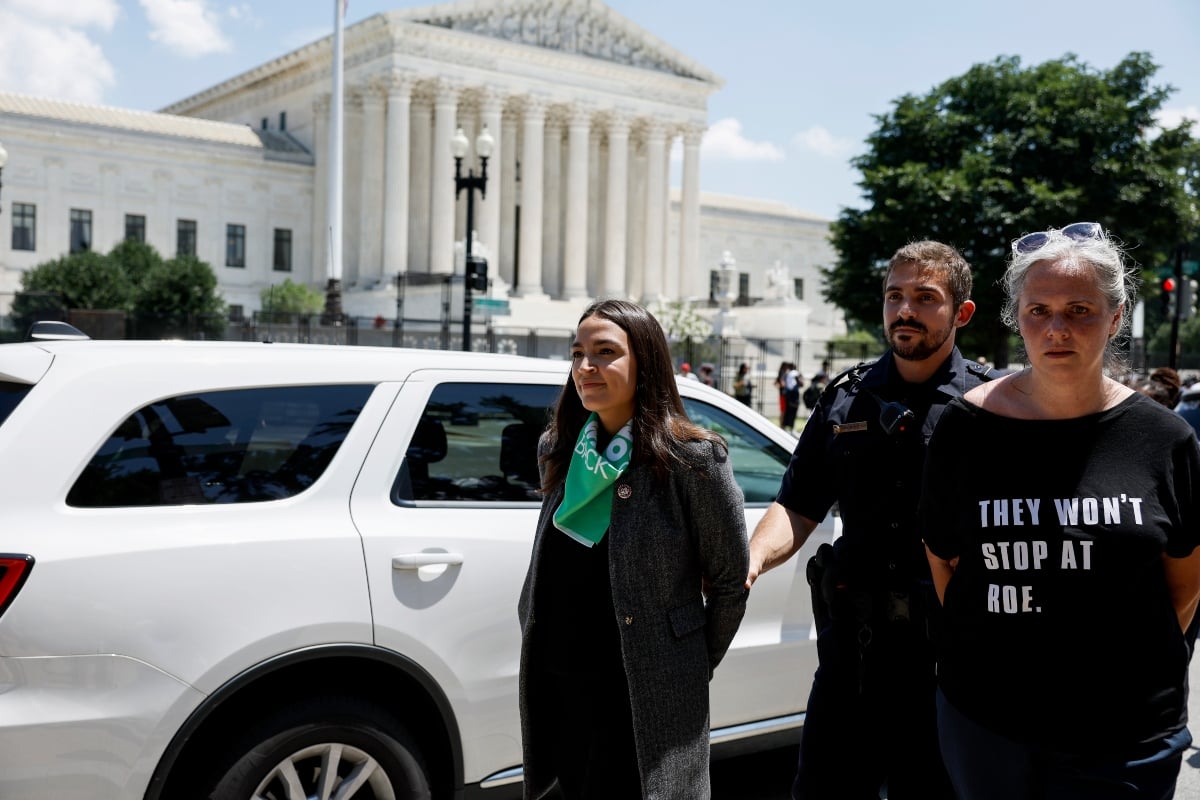 Alexandria Ocasio Cortez fingió ser esposada tras ser arrestada en protesta pro aborto