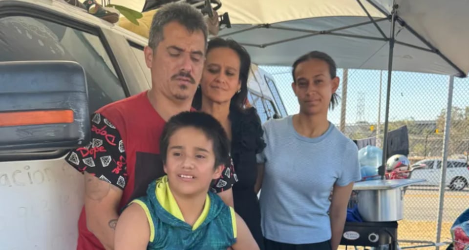 Sujeto abofetea a niño hispano autista por tocar su carro