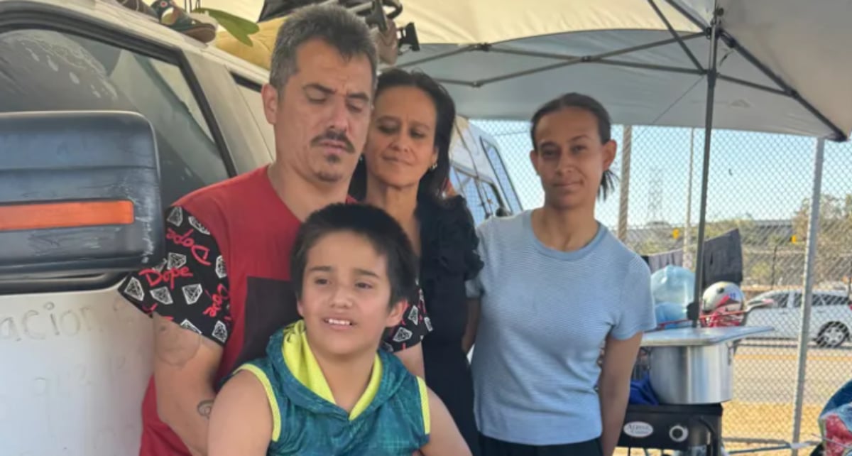 Sujeto abofetea a niño hispano autista por tocar su carro
