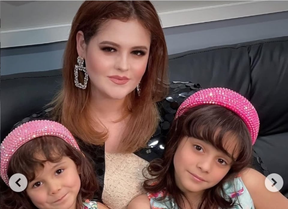 Allisson Lozz shows a mark on her face that her daughters also inherited (PHOTOS)