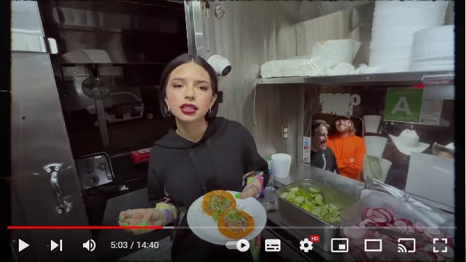 Ángela Aguilar vendiendo tacos
