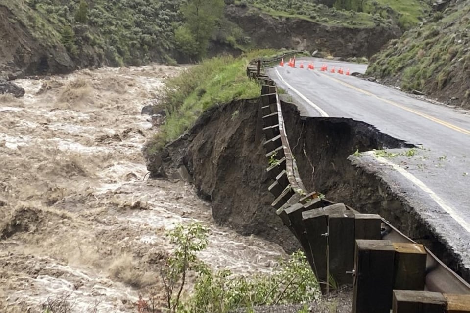 Inundaciones históricas de Yellowstone arrasan con carreteras y puentes