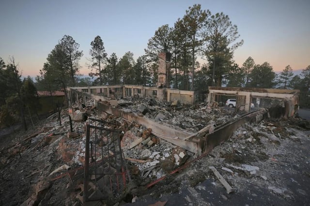 Al menos 2 muertos y más de 200 casas calcinadas en incendio forestal en Nuevo México