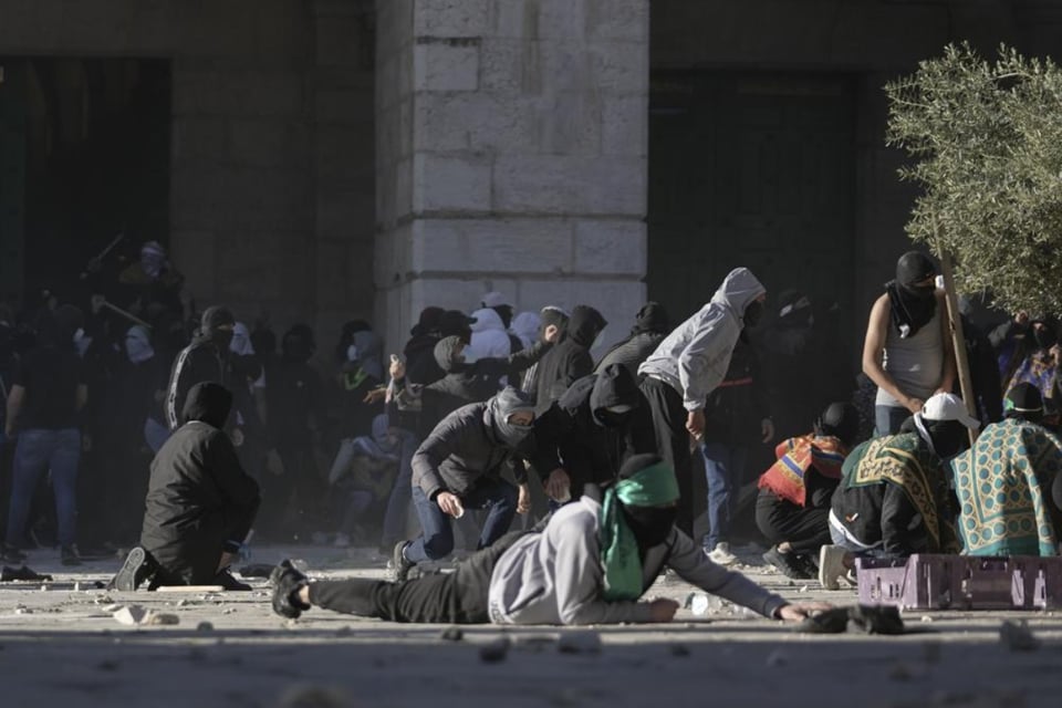 Choque en mezquita de Jerusalén deja más de 150 palestinos heridos