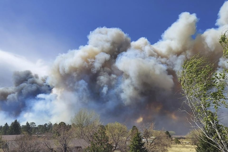 ‘Túnel de fuego’ obliga a evacuar a cientos de hogares cerca de ciudad turística de Arizona