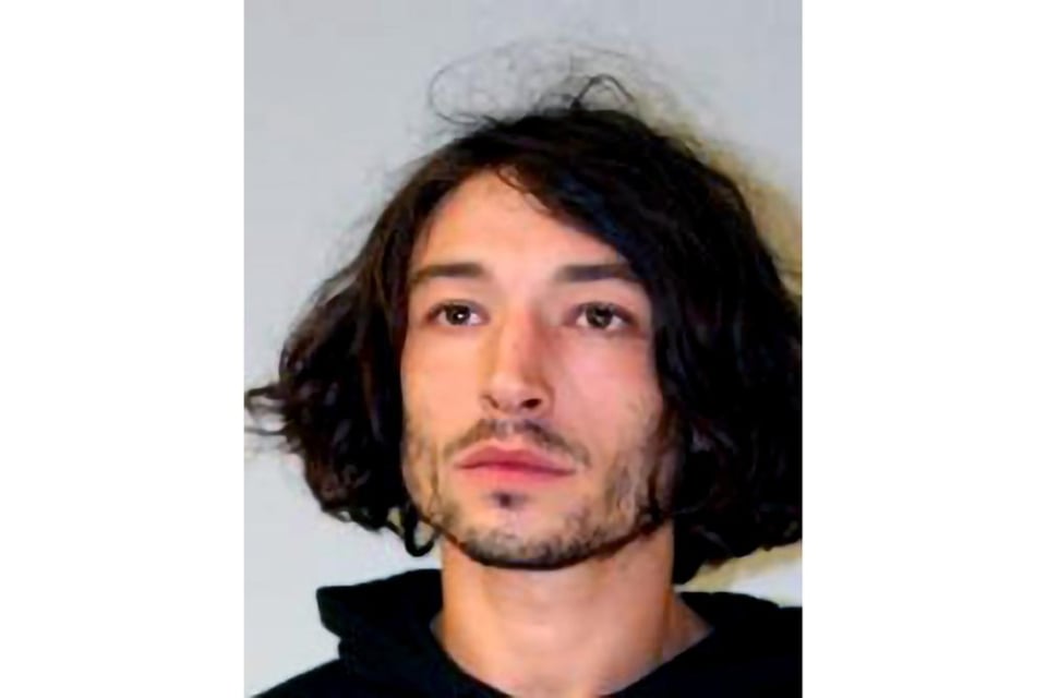 Actor de Flash, Ezra Miller, es detenido de nuevo en Hawái