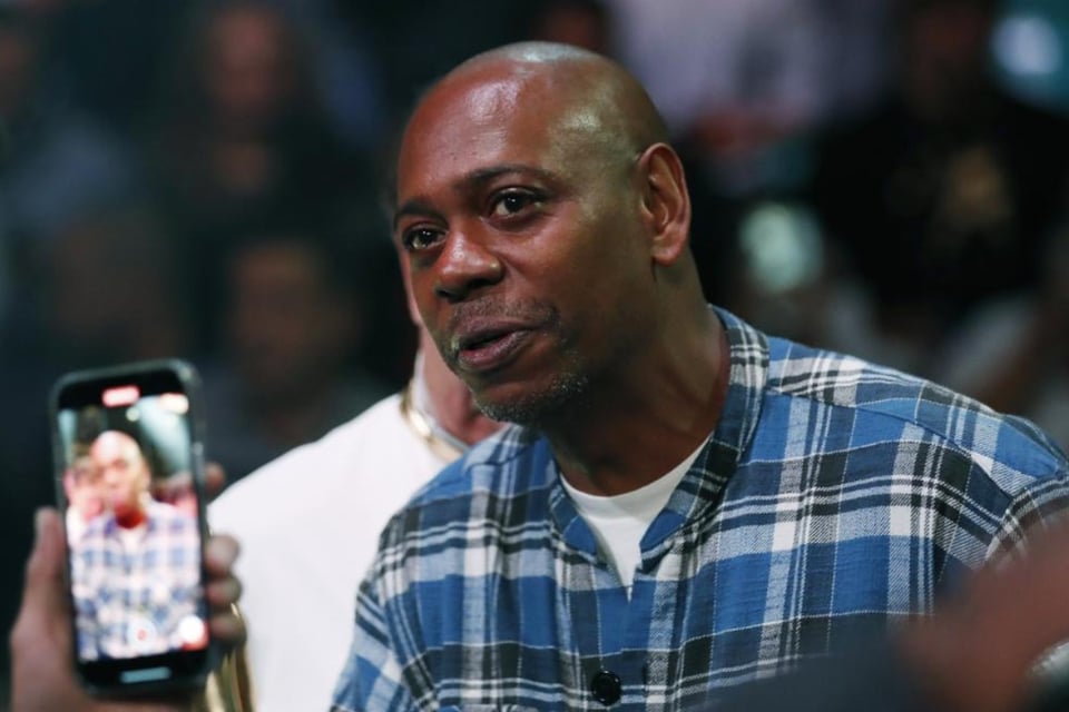Dave Chappelle es atacado mientras actuaba en el escenario en Hollywood Bowl featured image