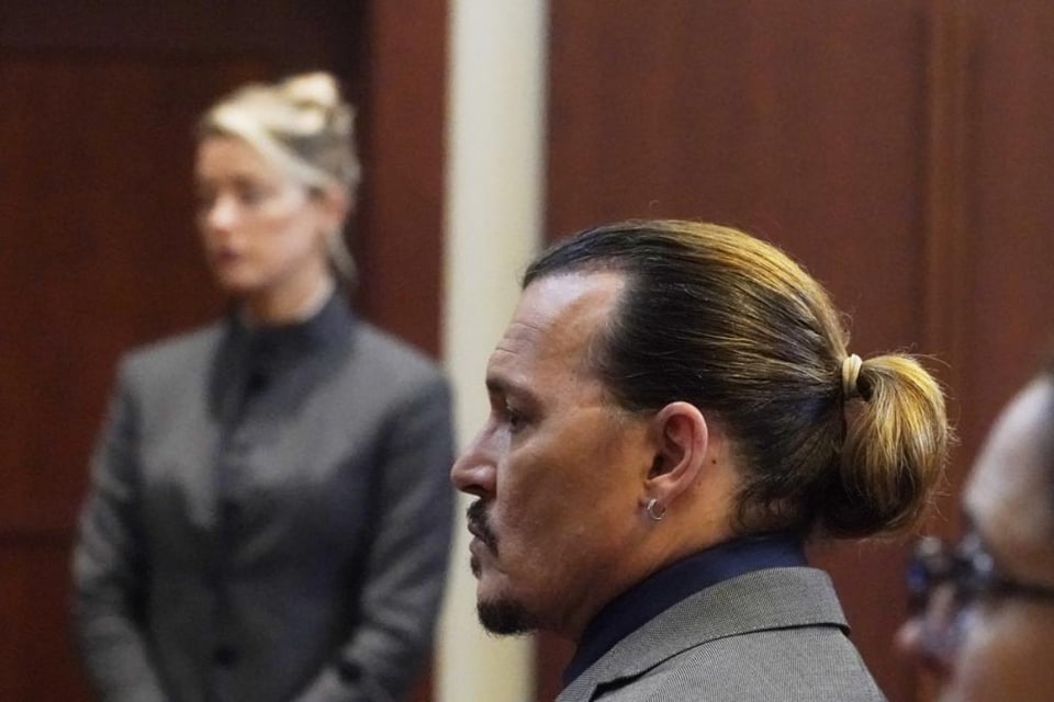 Amber Heard asegura que heces fecales en la cama de Johnny Depp eran del perro