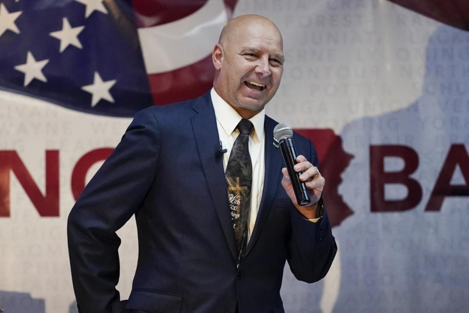 Doug Mastriano, candidato de Trump, gana nominación para gobernador en Pensilvania