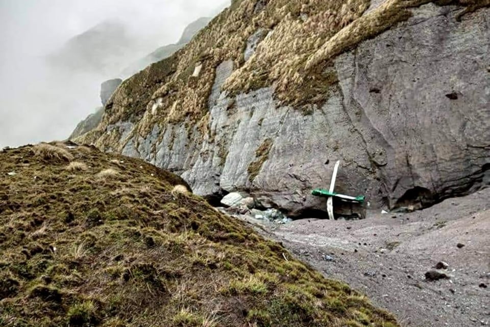 Encuentran restos de avión perdido en Nepal y recuperan 14 cuerpos