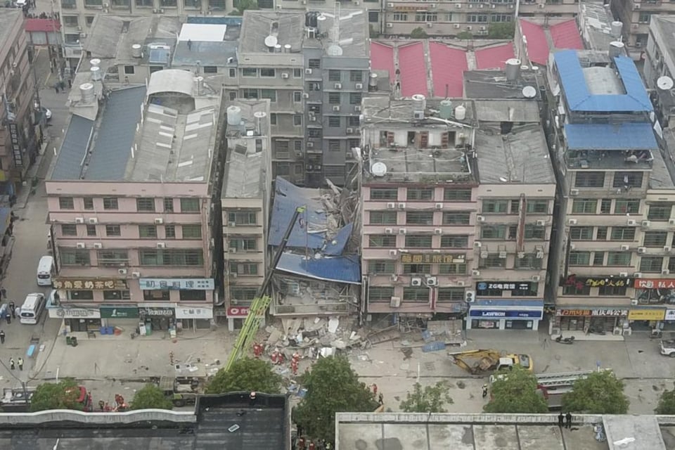 Rescatan a 2 personas 50 horas después de derrumbe de un edificio en China