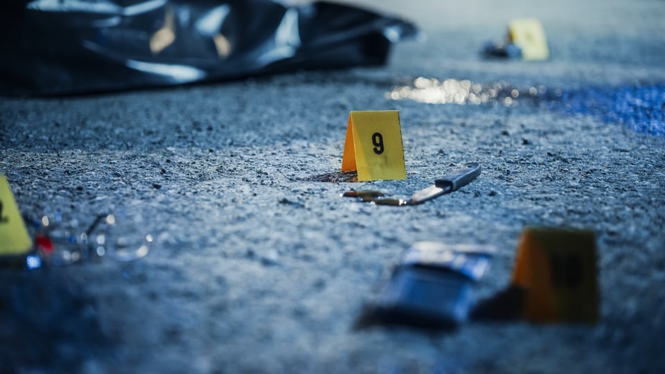 Triple apuñalamiento en East Village deja una persona muerta y otra en estado crítico