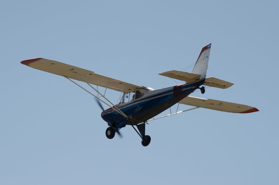 Avioneta cae sobre SUV tras aterrizaje de emergencia en Nevada