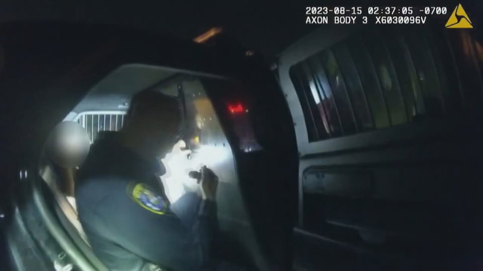 Cámara corporal, detenida, intercambio sugestivo, grabación, patrulla.