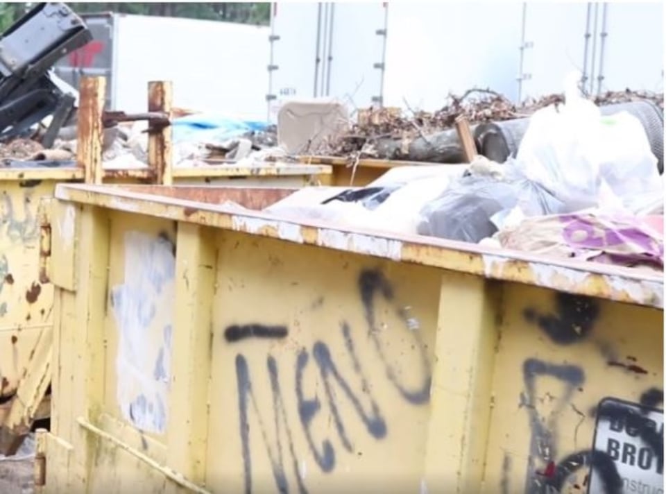 Madre lanzó a su bebé a la basura, pero lo hallaron vivo seis horas después