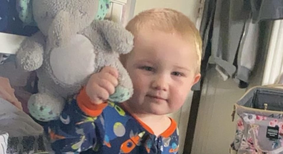 Encuentran al bebé desaparecido Noah Jordan a una milla del lugar donde fue visto por última vez en pijamas